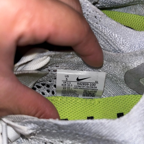 white flyknits women's